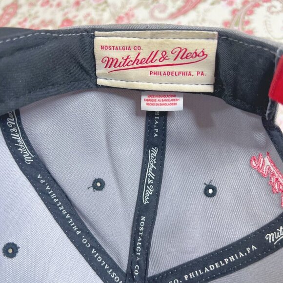 Vintage Chicago Bulls Mitchell & Ness Snapback Cap Grey and Red Baseball Hat - Picture 8 of 10